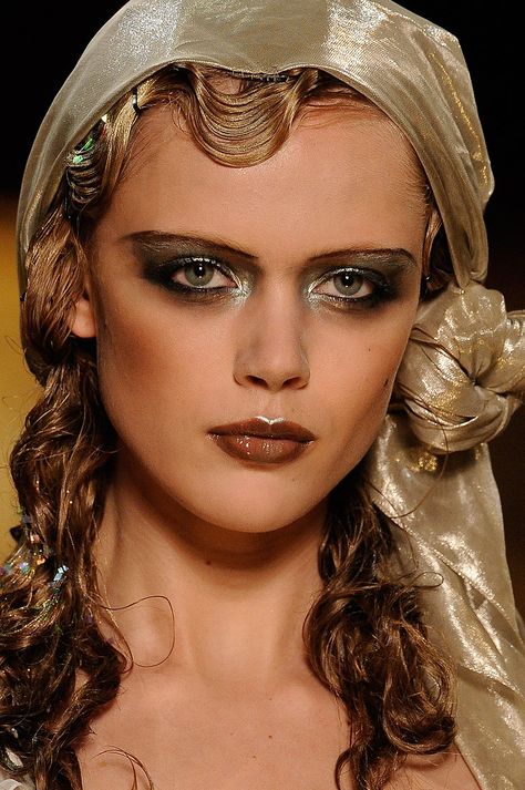 Doll Makeup Halloween, Iridescent Makeup, Frida Gustavsson, Complete Makeup, Avant Garde Makeup, Runway Makeup, Doll Makeup, Makeup Artistry, Pat Mcgrath