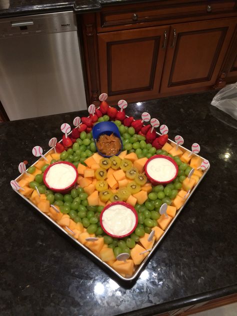 Baseball field fruit platter Baseball Theme Potluck, Sports Themed Birthday Party Food, Baseball Veggie Tray Ideas, Ballpark Theme Party Food, Baseball Charcuterie Board Ideas, Baseball Theme Charcuterie Board, Baseball Veggie Tray, Baseball Fruit Tray Ideas, Baseball Fruit Tray