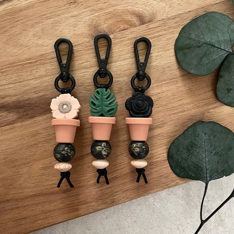 Daisy Keychains Flower Pots Silicone Beaded Monstera - Etsy Poppy Plant, Teacher Gift Ideas, Clay Keychain, Diy Bags Patterns, Dummy Clips, Bead Ideas, Beaded Lanyards, Craft Markets, Plant Lady