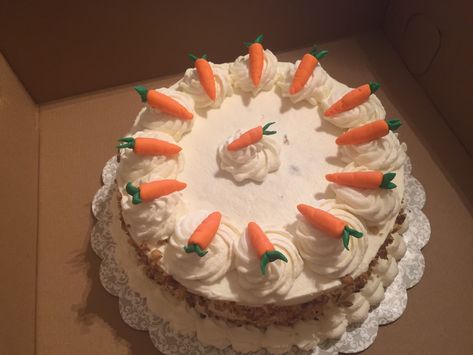 Carrot Cake Beehive Cake, Carrot Cake Decoration, 19 Bday, Cook Ideas, Local Bakery, Table Food, Fake Cake, Bee Decor, In A Mug