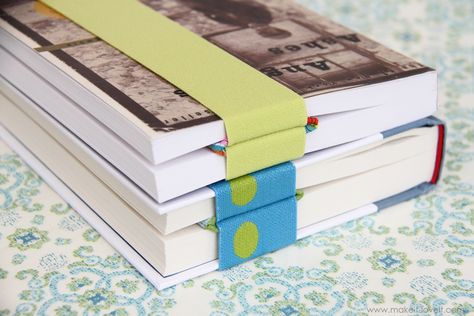 Elastic band to keep your pages closed, with a bookmark to keep your place.  You can throw your book in your bag without losing the bookmark! Diy Elastic, How To Make Bookmarks, Sewing Projects For Kids, Crafts To Do, Sewing Hacks, Fabric Flowers, Diy Gift, Diy Gifts