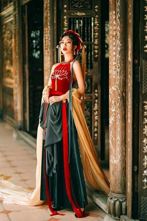 Vietnamese Fantasy Clothes, Veitmanese Traditional Dress, Viet Traditional Dress, Vietnam Clothes Traditional Dresses, Vietnamese Fashion Traditional, Asian Cultural Clothes, Asian Culture Outfit, Vietnamese Outfit Traditional, Vietnam Traditional Clothing