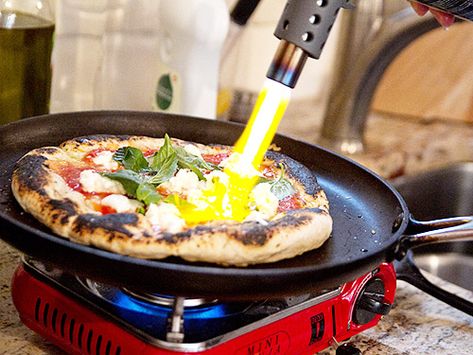 skillet pizza from serious eats - gotta try this one...wonder if I could do this gluten free? Cooking Torch Recipes, Butane Torch Recipes, Blow Torch Recipes, Blowtorch Recipes, Torch Recipes, Camping Pizza, Man Fire Food, Culinary Torch, Cooking Torch