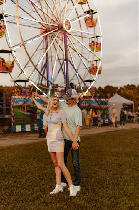 Love fair fun couples mini session photographer photography neon lights candid bestfriends poses vintage Fair Photography Couples, Fair Pictures Ideas Couple, Fair Photoshoot, Carnival Photo Shoots, Fair Pictures, Fair Photography, Cute Couple Images, State Fair, Photo Op