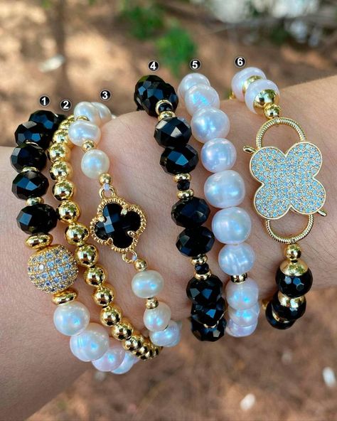 Vila Veloni Designer: Bisuteria Fina/Distribuidor|Detalle de Articulo Bracelet Design Ideas, Diy Earrings Studs, Cuff Bracelets Diy, قلادات متدلية, Bracelet Display, Beads Bracelet Design, Beaded Jewelry Designs, Jewelry Fashion Trends, Pretty Bracelets