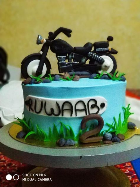 Royal Enfield Thunderbird - cake by Gourmet Nirvana Royal Enfield Cake Ideas, Thunderbirds Cake, Motorcycle Birthday Cakes, Motorcycle Birthday Parties, Motorbike Cake, Enfield Thunderbird, Motorcycle Birthday, Bike Cakes, Baby Boy Birthday Cake