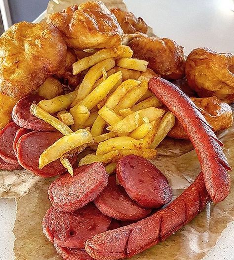 Magwenya, russians and chips South African Street Food, Ghana Food, Catering Ideas Food, South African Recipes, Food Therapy, Yummy Comfort Food, Food Displays, Healthy Sweets Recipes, Buffet Food