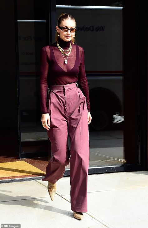 Bordo Outfit, Gigi Hadid Hot, Sports Chic, Autumn Moodboard, Purple Bra, Best Dressed Celebrities, Maroon Outfit, True Autumn, Gigi Style