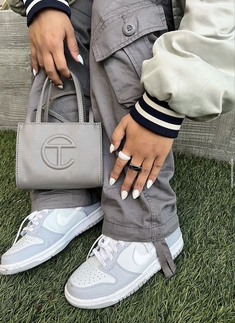 Nike Dunk Two Toned Grey, Two Tone Grey Dunks Outfit, White And Grey Dunks, Grey Dunks Outfit Woman, Grey Dunk Low Outfit Women, Nike Dunk Low Two Toned Grey, Two Toned Grey Dunks, Grey Nike Dunks, Low Dunks Outfit