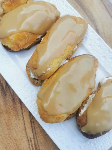 Coffee Eclairs Recipe, Coffee Eclairs, Glace Icing, Coffee Icing, Choux Buns, Eclair Recipe, Baileys Recipes, Small Cakes, Choux Pastry