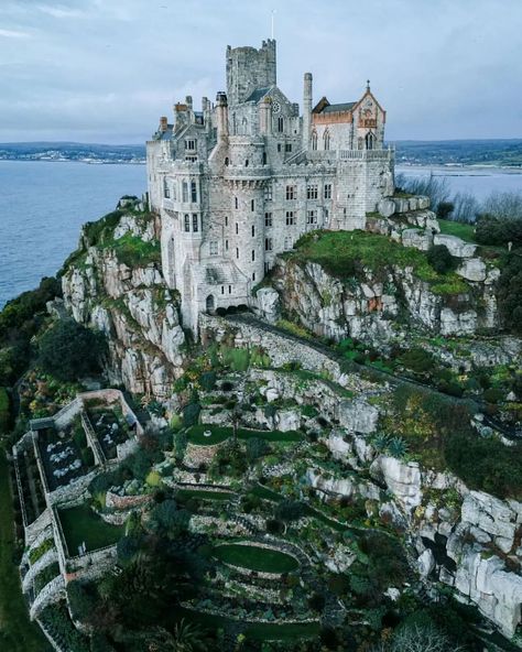 St Michael's Mount is a tidal... - Castle and Architecture St Michael's Mount, Medieval England, Castles In England, Castle Mansion, Fantasy Castle, Beautiful Castles, A Castle, Architecture Old, Medieval Castle