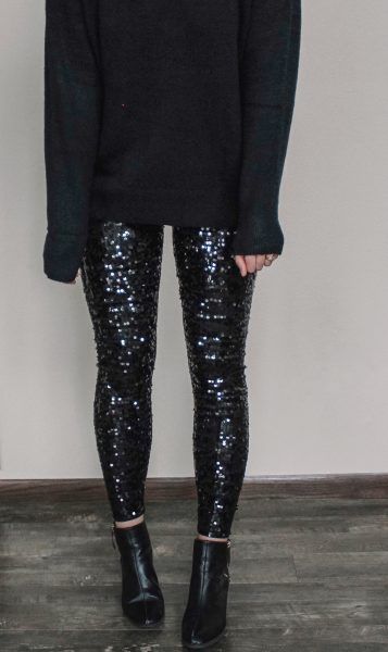 Your Guide To Sparkly Outfits For Christmas and New Years Eve! - Stang&Co Sequins Leggings Outfit, Casual Leggings Outfit, Black Sequin Leggings, Outfits For Christmas, Outfits Leggins, Sparkly Leggings, New Year’s Eve Outfit, Leggings Outfit Casual, Sparkly Outfits