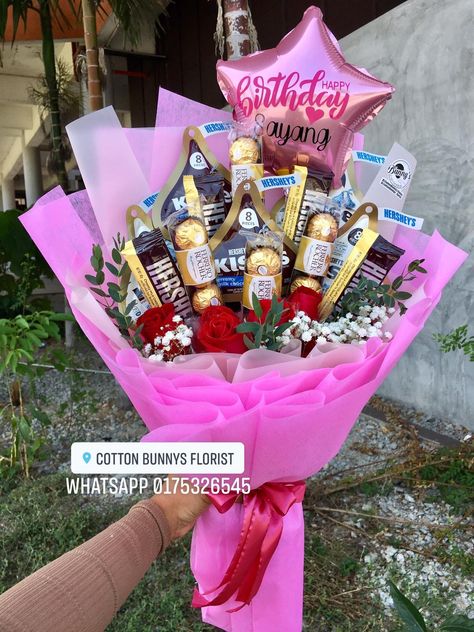 Order or enquiry’s please Whatsapp us No : +60175326545 We provide delivery for Penang Kedah Kl Selangor (Selected Area) #kedaibunga #rosebouquet #birthdaygift #surprisedeliverypenang #valentinesdaygift #surprisedelivery #surpriseplanner #kedaibungapenang  #mothersdaygift #freshflowerbouquet #surprisebox #cottonbunnysflorist #mothersdaygift  #freshflower #convocationbouquet  #graduationbouquet  #chocolatebouquet  #flowerbouquet #floristpenang Birthday Flowers Bouquet With Chocolate, Birthday Gift Chocolate Ideas, Cute Flowers Bouquet Gift Ideas, Bouquet Gift Ideas Birthdays, Bouquet Food Gift Ideas, Candy Flower Bouquet Gift Ideas, Bouquet Of Food, Gift Chocolate Ideas, Snack Bouquet Diy Birthday Gifts