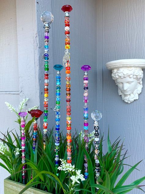 How to make beaded fairy garden stakes? Garden Stakes Diy, Garden Sticks, Beaded Fairy, Glass Bead Crafts, Garden Poles, Diy Wand, Decorative Garden Stakes, Outdoor Crafts, Glass Garden Art