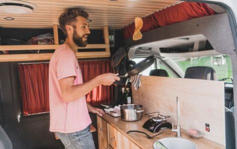 Meals you can make in a camper, kitchenette, on the go and more Hotel Kitchenette, Campervan Kitchen, Converted Van, China Crockery, French Bread Pizza, Easy To Cook Meals, Travel Comfort, Chocolate Mugs, Chocolate Mug Cakes