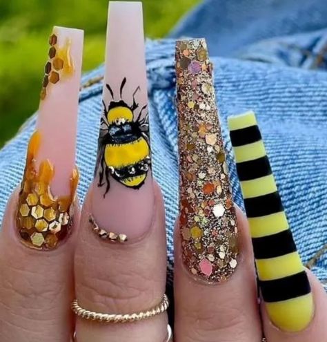 Bumble Bee Nails, Bee Nails, Gucci Nails, Pop Art Nails, Fake Nails Designs, Halloween Acrylic Nails, Nail Art Set, Exotic Nails, Really Cute Nails