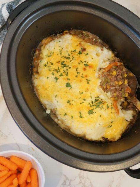 Crock Pot Shepherd's Pie - Crock Pots and Flip Flops Shepherds Pie Recipe Crockpot, January Meals, Dump Recipes, Beef Casseroles, Cottage Pie Recipe, Easy Casserole Dishes, Dinners Healthy, Crockpot Ideas, Instant Mashed Potatoes