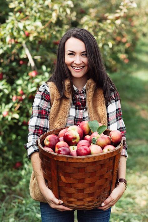 Apple Picking Outfit Fall, Fall Apple Picking, Apple Picking Outfit, Apple Farm, Warm Apple, Fall Apples, Apple Harvest, Apple Orchard, Fall Photoshoot