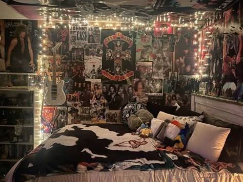 Indie Rock Bedroom Aesthetic, Grunge Punk Bedroom, Room Ideas Metalhead, 90s Grunge Bedroom Punk Rock, Punk Rock Bedroom Aesthetic, Grunge Room Decor Punk Rock Bedroom Ideas, Heavy Metal Room Aesthetic, 80s Rock Room Ideas, Rocker Bedroom Aesthetic