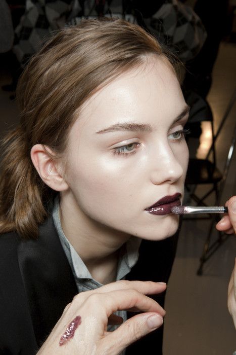 perfect skin and dark lips Plum Lips, Makeup Tumblr, Bold Lip Color, Dark Lipstick, Purple Lips, Runway Makeup, Dark Lips, Smokey Eyes, Editorial Makeup