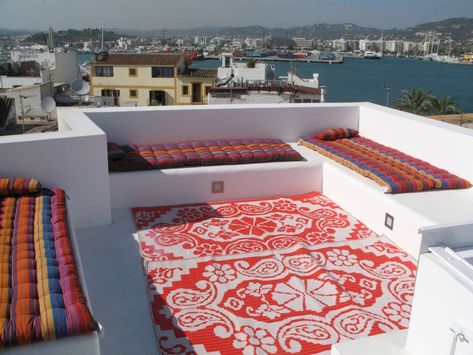 cement built in couches on roof Soho House Istanbul, Morocco Decor, Built In Couch, Terrace Ideas, Ibiza Town, Rooftop Terrace Design, Small Tub, Rooftop Design, Jacuzzi Outdoor