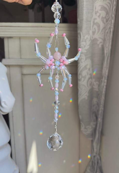 Wire Suncatcher Diy, Beaded Suncatcher Diy, Spider Suncatcher, Suncatchers Diy, Crystal Suncatchers Diy, Feng Shui Home, Suncatcher Diy, Diy Suncatchers, Beaded Spiders