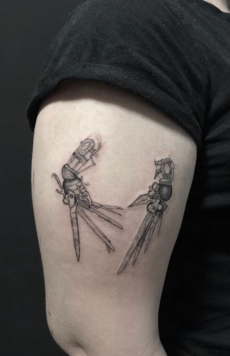 Edward Scissorhands Tattoo Scissorhands Tattoo, Edward Scissorhands Tattoo, Flash Tattoo Sleeve, Tim Burton Tattoo, Bookish Tattoos, Movie Tattoos, Hand Tats, Spine Tattoos For Women, Horror Tattoo