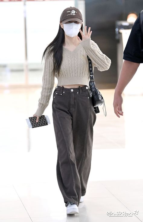 Airport Outfit Korean, Kpop Fashion Women, Celeb Airport Style, Airport Fashion Kpop, Korean Style Outfits, Korean Airport Fashion, Airport Outfit Celebrity, Korean Outfits Kpop, Famous Outfits