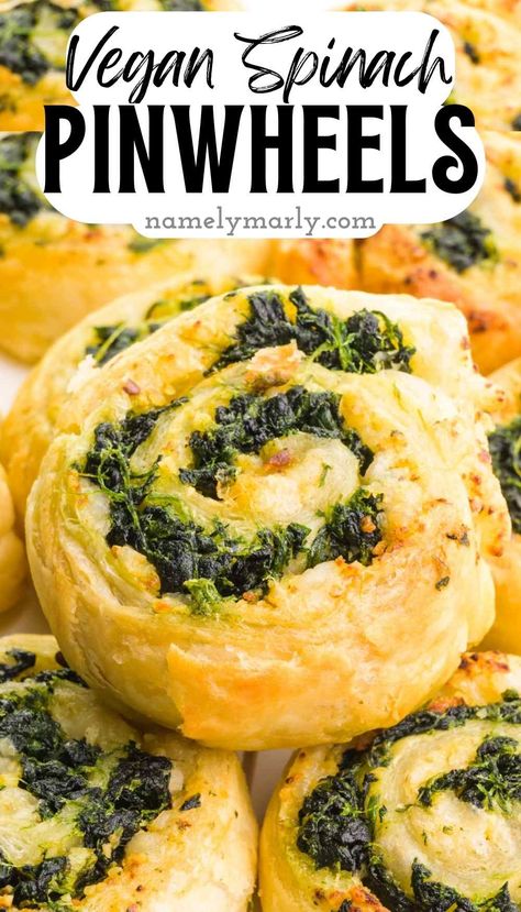 These vegan spinach pinwheels are the perfect snack for parties or to take on the go. With a creamy filling including spinach and garlic, they are full of flavor and sure to be a hit. Having a party? These delicious pinwheels are easy to make and can be ready in no time. Hors Devours Appetizers Vegetarian, Appetizer Recipes No Dairy, Vegetarian Hourdourves, Vegan Hot Appetizers, Vegan Recipes Potluck, Vegan Appiterzers Easy Recipes, Finger Foods Appetizer Recipes Vegetarian, Vegan Italian Appetizers Easy, Hot Vegetarian Appetizers