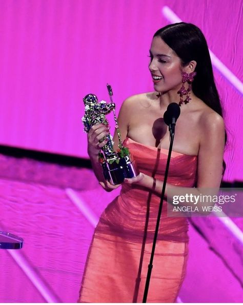 9/12/21 • olivia rodrigo at the 2021 MTV VMA’s accepting her award for ‘best new artist’ Vma Awards Trophy, Olivia Rodrigo Awards, Vma Awards, Spicy Pisces, Awards Trophy, Olivia Rodrigo, Awards Ceremony, New Artists, Mtv