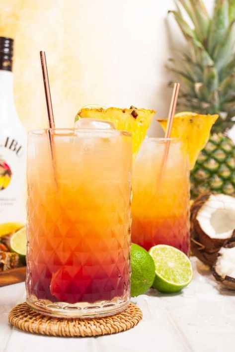 Baybreeze Recipe, Malibu Bay Breeze Recipe, Bay Breeze Cocktail, Malibu Bay Breeze, Shots Alcohol Recipes, Pure Cranberry Juice, Malibu Coconut, Flavored Rum, Fun Straws