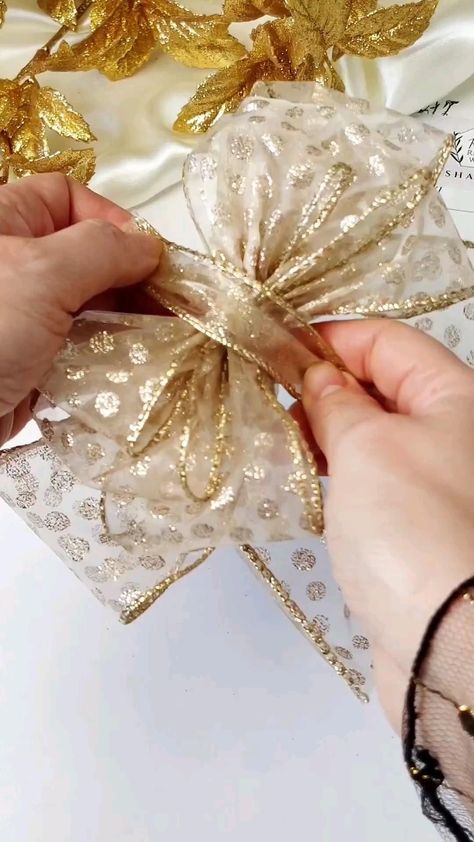 Pretty Gift Wrapping Ideas, Hair Bows Diy Ribbon, Christmas Bows Diy, 3d Snowflakes, Homemade Bows, Diy Hair Accessories Ribbon, Gift Wrapping Techniques, Christmas Modern, Ribbon Crafts Diy