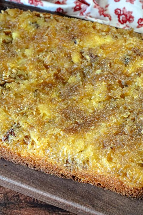 Crushed Pineapple Upside-Down Cake Pineapple Upside Down Cake With Crushed Pineapple Recipe, Crushed Pineapple Recipes Desserts, Crushed Pineapple Cake, Pineapple Cake Recipe, Delish Cakes, Pineapple Dessert, Pineapple Dessert Recipes, Donut Dessert, Pineapple Recipes