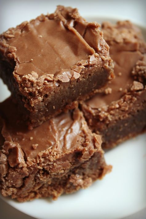 This brownie recipe is no ordinary recipe... it's a recipe that started in a Jr. high school cafeteria. In a small town in Idaho, a lunch lady made these brownie so perfect that they were entered in local bake sales and fund raisers Lunch Lady Brownies, Weight Watcher Desserts, 100 Calorie, Nonfat Greek Yogurt, Lunch Lady, God Mat, Think Food, Sugar Free Desserts, Skim Milk