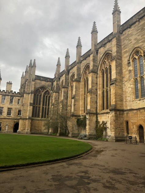 oxford building exterior old money aesthetic Old School Building Aesthetic, Old Money Buildings, Old Money School Aesthetic, Oxford Buildings, St Perpetua, Old Buildings Aesthetic, Prep School Aesthetic, Sam Aesthetic, Old School Building