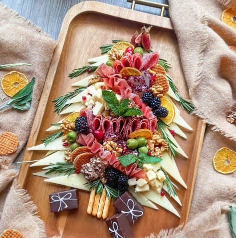 Grazing Board Ideas Christmas, Holiday Chacutery Boards, Checutery Board Ideas Christmas, Christmas Carchuterie Board, Chatcurie Board Ideas Christmas, Christmas Chatcurie Board, Christmas Charturie Boards, Christmas Graze Board, Christmas Chacutery Board Ideas