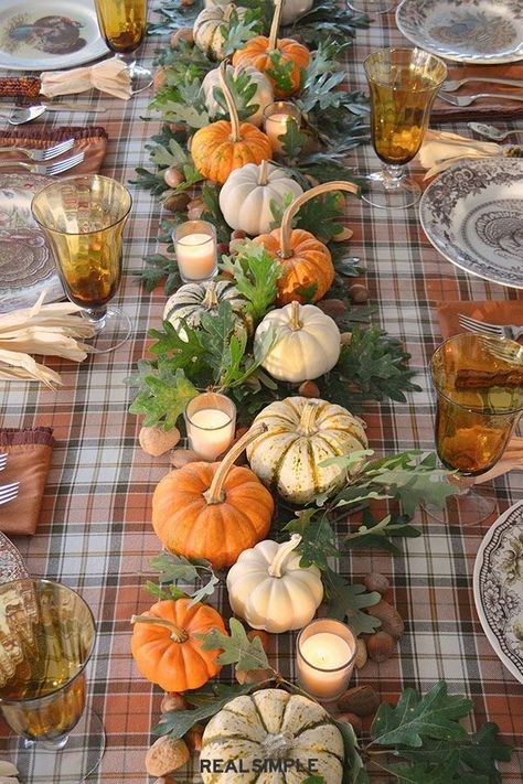 40 Stunning Thanksgiving Table Decor Ideas for 2020 | If you’re looking for classic Thanksgiving table decor, let this setup from Home Is Where the Boat Is inspire you. Start with a plaid tablecloth, and to build an inexpensive runner, gather oak leaves, nuts, and decorative gourds into an organic runner down the center of the table. #realsimple #thanksgiving #thanksgivingdecor #friendsgiving #holidaypartyideas Thanksgiving Table Settings Elegant, Thanksgiving Decorations Diy Table, Elegant Thanksgiving Table, Thanksgiving Centerpieces Diy, Simple Thanksgiving Table, Outdoor Thanksgiving, Thanksgiving Dinner Table, Diy Table Decor, Thanksgiving Decorations Diy