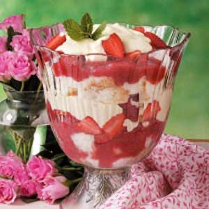 Strawberry Rhubarb Trifle. I made this earlier in the summer. It's very yummy! Rhubarb Trifle, German Pastries, Easy German Recipes, Strawberry Trifle, German Desserts, Trifle Pudding, Trifle Bowl, Trifle Desserts, Trifle Recipe