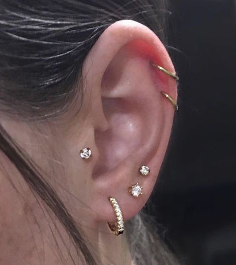 Ear Piercing Ideas Left And Right, Six Ear Piercings, Left Ear Piercing Ideas, Ear Piercings With Tragus, Helix Tragus Piercing, Triple Piercing Ideas, Ear Aesthetic Piercing, Triple Lobe Double Helix Piercing, Ear Piercings Left And Right