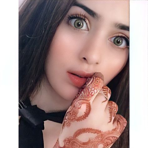 Aesthetic Boy Outfit, Sameera Khan, Ramadan Photos, Simple Mehendi, Simple Mehendi Designs, Balochi Dress, Couple Goals Teenagers Pictures, Afghan Girl, Cute Asian Babies