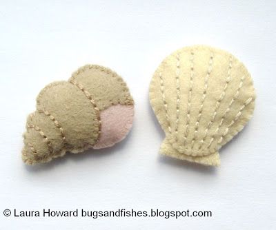 Bugs e peixes por Lupin: Como Fazer Mini Felt Shells Felt Embroidery, Felt Patterns, Felt Applique, Felt Diy, Mermaid Party, Felt Toys, Felt Fabric, Felt Christmas, Felt Ornaments