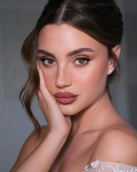 Soft Summer Makeup, Chic Updo, Framing Bangs, Drag Make-up, Wedding Makeup For Brown Eyes, Sophisticated Hairstyles, Engagement Makeup, Summer Makeup Looks, Fall Makeup Looks