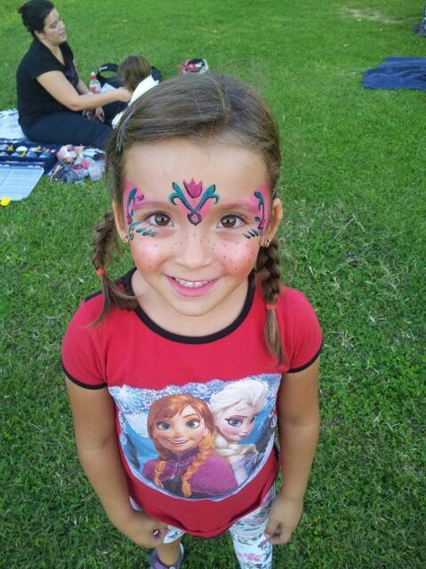 Face painting anna película Frozen Anna Face Paint Frozen, Anna Makeup For Kids, Anna Face Paint, Anna Frozen Makeup, Frozen Face Paint, Face Paint Party, Anna Makeup, Frozen Makeup, Kids Painting Party