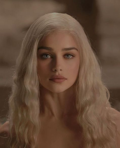 GODDESS.WOMEN by Albina on Instagram: “Like if you have watched Game of Thrones? ✨” Emilia Clarke Hair, Goddess Women, Gra O Tron, Mother Of Dragons, Emilia Clarke, Character Portraits, Girl Face, 그림 그리기, Pretty Face