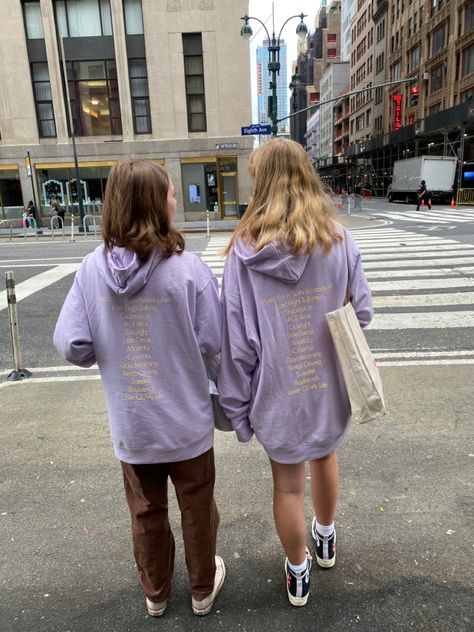 Purple Sweatshirt Outfit, Harry Styles Coded Outfits, Harry Styles Merch Outfit, Hslot Merch, Harrys House Outfit Ideas, Love On Tour Merch 2023, Harry Styles Hoodie Merch, Harry Styles Wearing Purple, Harry Wearing His Merch