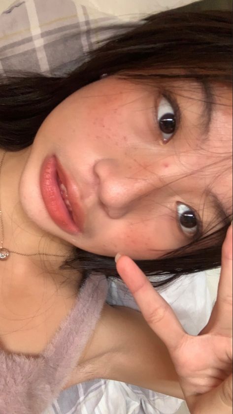 Basic Asian Makeup, Beabadoobee Without Makeup, Asian Freckles Makeup, Cute Freckles Makeup, Beabadoobee Freckles, How To Do Freckles Makeup, Makeup Looks Freckles, Beabadobee Makeup, Beabadoobee Makeup Tutorial