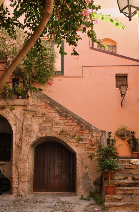 italian countryside courtyard in cefalu, sicily cottagecore secret garden summer #cottagecore #italy #fairytale #vintage #photoshootideas #cefalu #sicily #travel #europeanhomedecor #southoffrance #frenchcountrystyle #italian #flowers #summervibes #coquette #softgirl Sicily Countryside, Old Italian House Interior, Italian Cottagecore, Old Italian Villa, Italian House Exterior, Italian Countryside Aesthetic, Italian Countryside House, Sicilian Countryside, Old Italian House