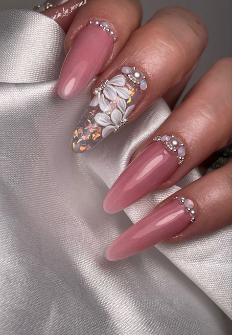 Jeweled Almond Nails, Arab Nails Design, Russian Nail Art, Bella Nails, Purple Nail Art, Nail Jewels, Edgy Nails, Almond Shape Nails, Nail Art Designs Diy