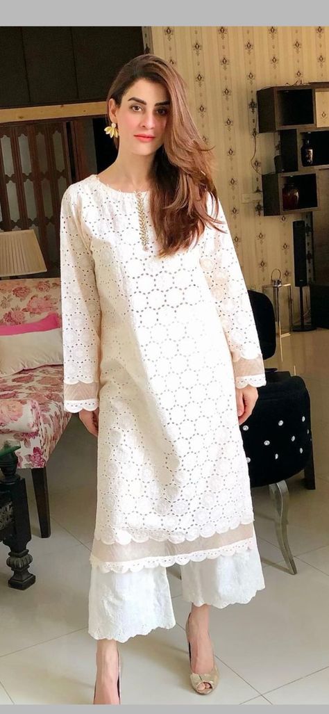 Chicken Suits Designs Pakistani, Chickenkari Kurti With Jeans, Chikenkari Dress Ideas, Chicken Kari Kurta, University Fits, Pakistan Design, White Kurti, Chicken Kari, Baby Summer Dresses