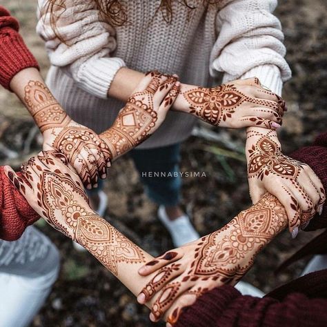 Mehandi Photography Brides With Friends, Mahendi Photoshoot With Friends, Mehendi Photography Bridal With Friends, Mhendi Pose Bride, Mehendi Photoshoot With Friends, Mehndi Photography Poses, Mehndi Poses Photography, Mehndi Photoshoot Brides, Bridesmaid Mehendi